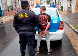 Intentó atacar a un policía y quemar un departamento