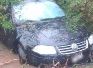 Un auto despistó y terminó en una zanja de la ruta 39
