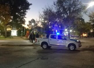 Policías desalojaron a una multitud de jóvenes