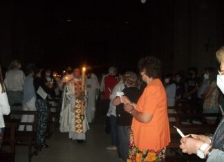 Numerosos fieles participaron de la Vigilia Pascual