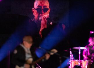 El Indio Solari sorprendió con dos estrenos en el masivo show virtual de su banda