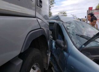 Un camión impactó de frente con un auto