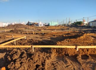 Comenzaron a construir viviendas de madera