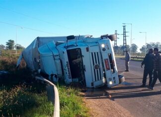Volcó un camión en la autovía Artigas