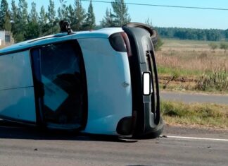 Furgón de transporte volcó sobre la Autovía Artigas
