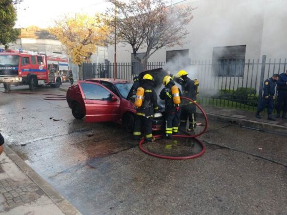 Un auto se prendió fuego en pleno centro | DIARIO LA CALLE