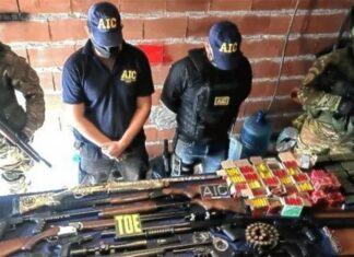 Una banda de policías vendía armas