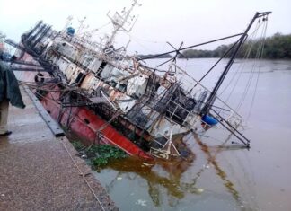 Se planifican acciones para retirar el buque hundido