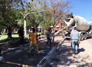 Comenzó el hormigonado de la nueva vereda de la plaza