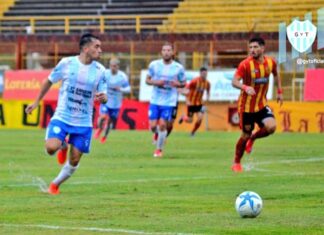 El Albo ganó en Corrientes y quedó como líder