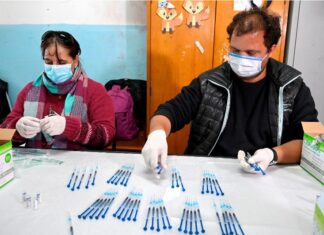 Prevén vacunar a personas de 50-59 años sin riesgo