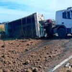 Pagina 6 2 de junio 2021 Camión con ripio volcó y derramó la carga