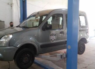 Alumnos reparan y adaptan una camioneta municipal