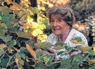 Reconocida historiadora diserta sobre Dolores Costa