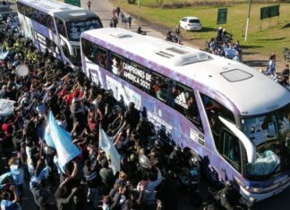 La Selección campeona fue recibida por una multitud