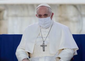 El Papa Francisco “reaccionó bien” a la cirugía intestinal