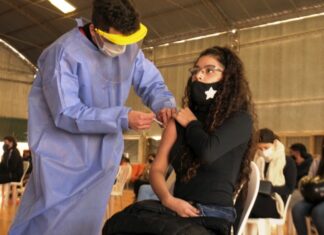 Vacunarán con Moderna a jóvenes de 12 a 17 años