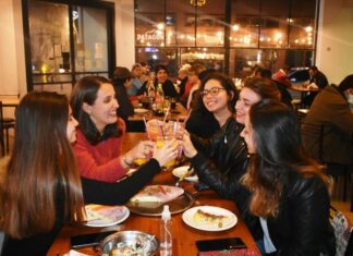 Festejos del Día del Amigo con bares colmados