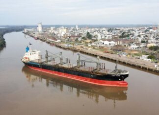 Amarró un buque y otro espera en rada