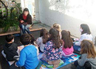 Los niños disfrutan del teatro, juegos y cuentos