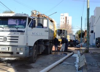 Dan continuidad a los trabajos para solucionar los desbordes cloacales