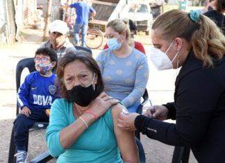 COVID: Vacunaron en barrios La Tablada y Cristo de los Olivos
