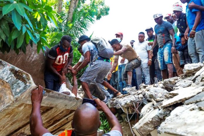 p21 - Haití sufrió un terremoto que dejó más de 300 muertos