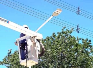 Instalan nuevas columnas y lámparas en los barrios