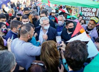 El Presidente recorrió una feria y habló con los vecinos
