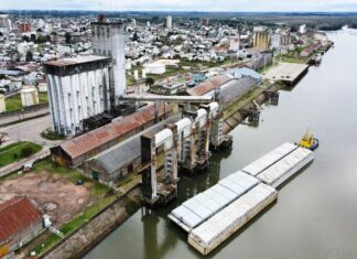 El Puerto vuelve a operar con barcazas tras 17 años