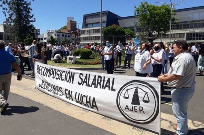 p2 - Los judiciales marcharon frente a la Casa Gris
