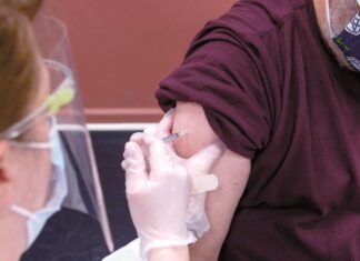 Confirman la tercera dosis para mayores de 50 años