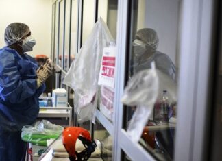 Confirmaron 33 muertes y 1.218 contagios en el país