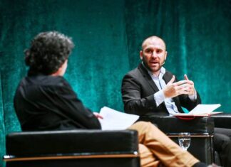 Guzmán disertó sobre la deuda externa en el CCK