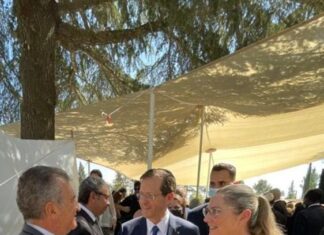 Urribarri estuvo con el presidente y el primer ministro de Israel por un homenaje a Shimon Peres