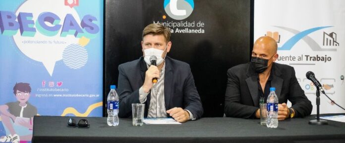 p8 - El Becario expuso Puente al Trabajo