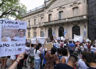 Investigan a once policías correntinos