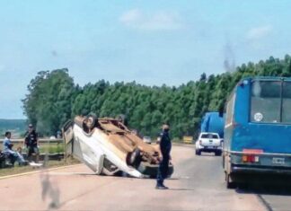 Despistó y volcó sobre la autovía Artigas