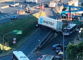 Quedó “colgado” sobre un puente