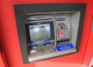 Demandan a un banco por el cobro indebido de un seguro de robo en cajeros