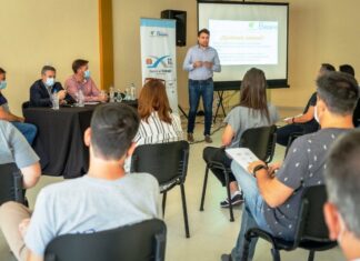 El Becario expone su programa de oportunidades laborales