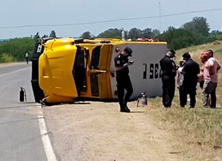 Tres heridos tras vuelco de camión de caudales
