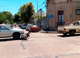 Una moto embistió un cable utilizado para remolcar