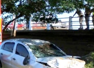 Buscan determinar las causas de la trágica caída de un auto en el puente a Banco Pelay