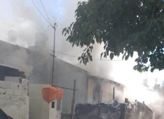 Discusión entre vecinos por el volumen de la música terminó con un muerto, el agresor capturado por la policía y su casa incendiada por allegados a la víctima