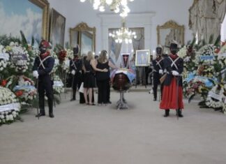 El último adiós a Busti: Los restos del ex gobernador son velados en Casa de Gobierno