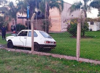 Perdió el control del auto y terminó contra un alambrado