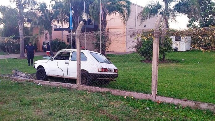 p7 - Perdió el control del auto y terminó contra un alambrado