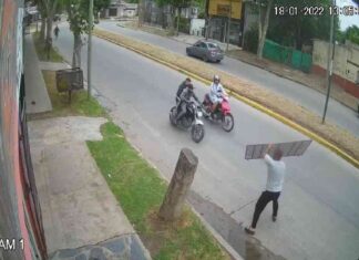 Evitó un robo tirándole una reja a motochorros