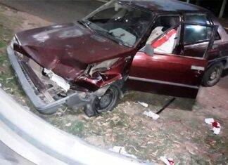 Un conductor destrozó su auto al impactar contra un guardarrail